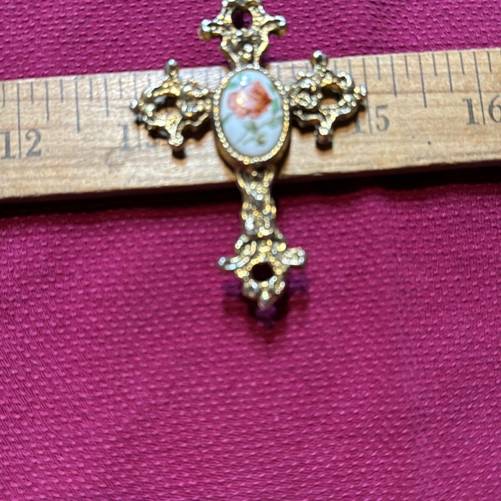 Vintage Gold Tone Hammered Designer Cross Pendant & Necklace with Elegant Rose - Picture 5 of 5